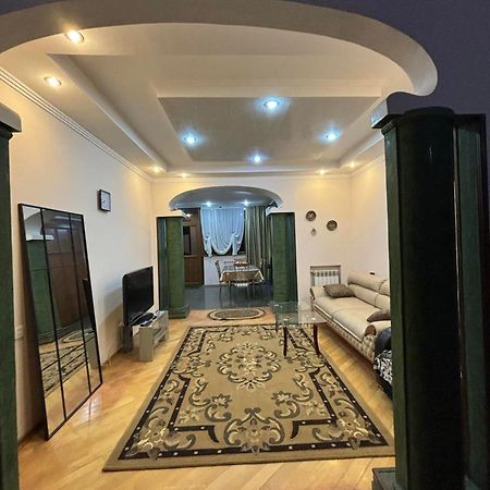 Apartment On Sanapiro Tbilisi Exterior photo